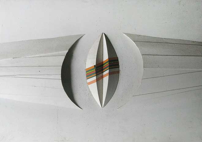 Ohne Titel, Ende 1960er-Jahre, 60 × 100 cm, Relief, weiß bemalte Holzplatte und Holzlatten, farbiges Papier
